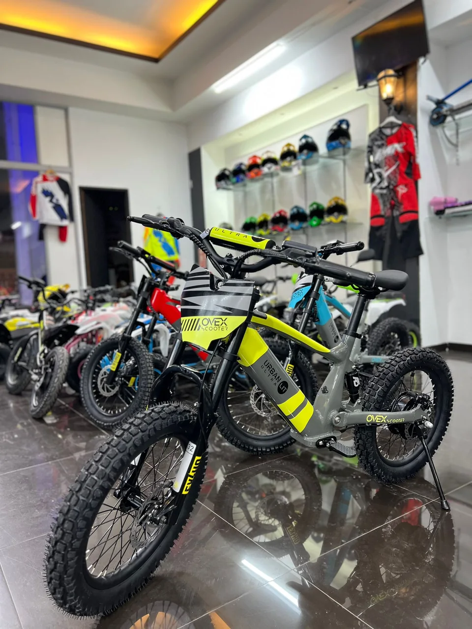 Bicicletas expuestas junto a cascos y equipación en el interior de RH Motos