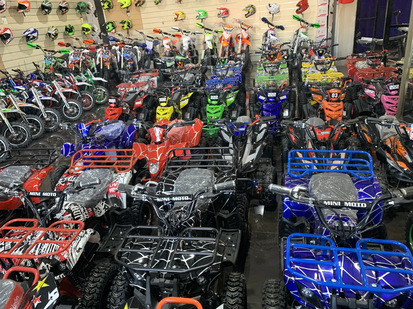 Motos y quads de distintos tamaños expuestos en la tienda de RH Motos en Málaga