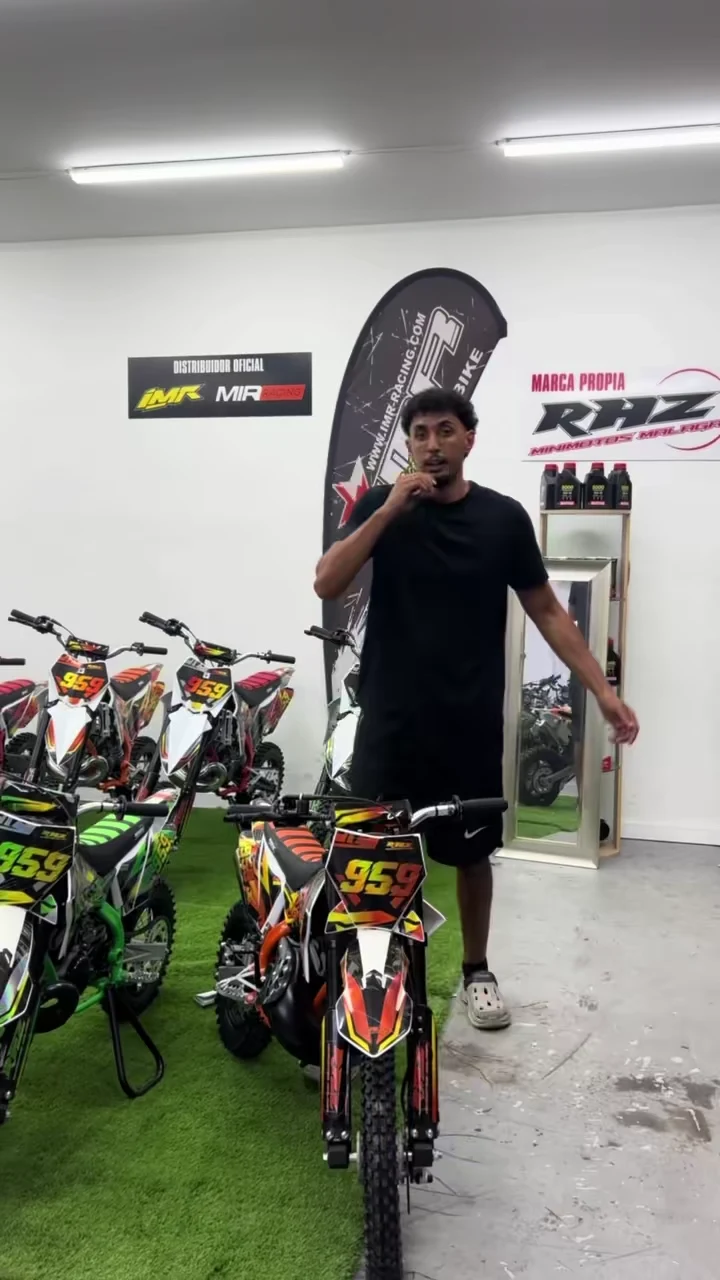 Una persona de RH Motos muestra una moto de cross en el interior de la tienda de Málaga
